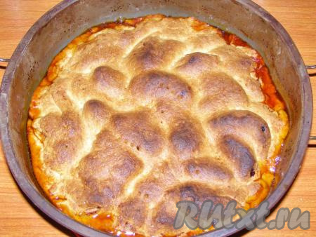 Выпекаем пирог "Тарт Татен" в разогретой до 200 градусов духовке 40-45 минут. Время выпекания лучше не уменьшать, чтобы яблоки хорошо пропеклись и стали мягкими. Если тесто начнёт подгорать, накройте его фольгой. Когда яблочный пирог испечётся, оставляем его полностью остыть.