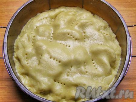 С помощью скалки переносим тесто на яблоки и подгибаем края внутрь. Вилкой (или зубочисткой) прокалываем тесто в нескольких местах для выхода пара.