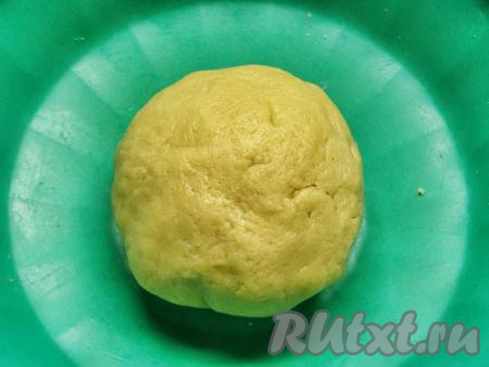 Тесто должно получиться гладким и слегка липким. Если оно сухое, можно добавить немного ледяной воды. Тесто собираем в комок, заворачиваем в пищевую плёнку и убираем в холодильник минимум на 30 минут.
