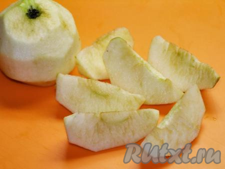 Моем и очищаем от кожицы яблоки, удаляем сердцевину и нарезаем на дольки. По толщине дольки должны быть чуть меньше апельсиновых.