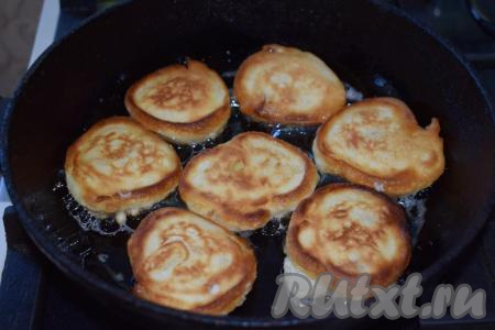 Затем переворачиваем оладьи и жарим еще 2-3 минуты с другой стороны .