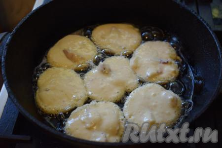 Сковороду ставим на огонь, наливаем растительное масло (сначала наливаем 3-4 столовые ложки масла, остальное масло будем доливать после жарки каждой партии оладий). В разогретое масло кладём по 1 столовой ложке теста. Жарим оладьи на среднем огне, примерно, 2-3 минуты сначала с одной стороны.