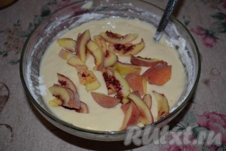 Добавляем дольки персиков в тесто для оладий и перемешиваем. Тесто готово к жарке.