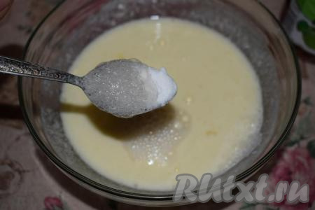 Гасим соду в уксусе и добавляем к тесту, перемешиваем.