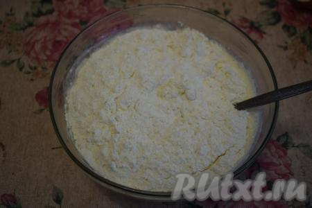 Далее добавляем муку и перемешиваем, но как бы немного не до конца, оставляя малюсенькие комочки муки, - в процессе жарки они помогут легко подниматься оладьям.