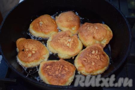 Затем снова переворачиваем оладьи с персиками на другую сторону буквально на 30 секунд, снимаем со сковороды и перекладываем на тарелку. Таким образом, жарим все оладьи, пока не закончится тесто. Выход по данному рецепту, примерно, 15-16 штук.