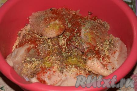 Хорошо перемешиваем кусочки курицы с солью, перцем и специями, как бы втирая их в кусочки курочки.