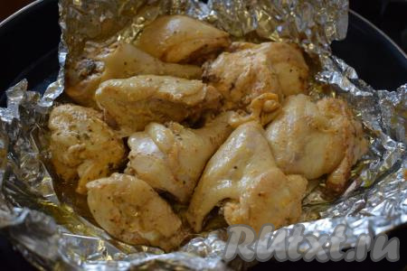 Далее достаём форму и раскрываем наш конверт. Курочка в конверте будет очень сочной.&nbsp;