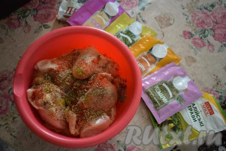 Складываем кусочки курицы в миску и добавляем соль, перец, сушёный чеснок и различные любимые вами специи (у меня паприка, базилик, кари, итальянские травы и розмарин).