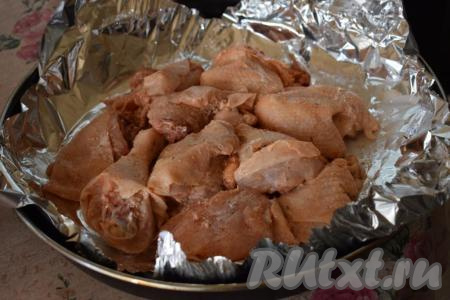 Далее берём форму для запекания. Застилаем форму фольгой так, чтобы края фольги выступали над формой (из фольги мы будем делать конверт). На дно формы, застеленной фольгой, выкладываем кусочки нашей курочки.