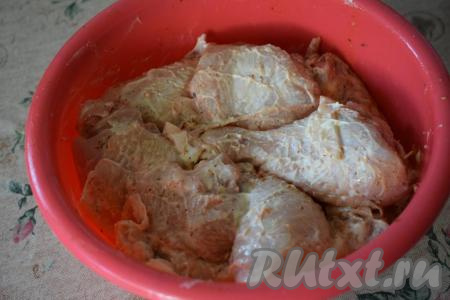 Добавляем майонез и ещё раз перемешиваем. Оставляем курицу для маринования на 1 час.