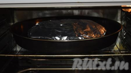 Отправляем кусочки курицы в фольге в разогретую духовку и запекаем при температуре 200-210 градусов, примерно, 1 час.