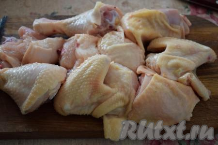 Нарезаем курицу на порционные кусочки.