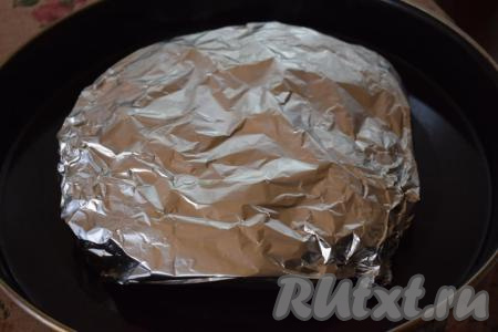 Формируем конверт из фольги так, чтобы курица полностью оказалась внутри (была завёрнута в фольгу со всех сторон).