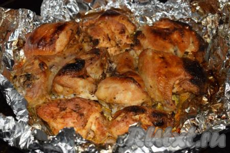 Готовность курицы проверяем, проколов кусочек ножом (если из кусочка выделяется прозрачный мясной сок, значит курочка готова). Готовую курицу достаём из духовки.