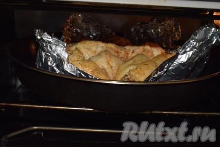 Для того чтобы сделать румяную корочку на кусочках, отправляем курицу в духовку ещё на 30 минут. За это время курочка подрумянится и прожарится до готовности.