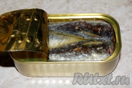 Открыть баночку сардин (или другой аналогичной рыбки).