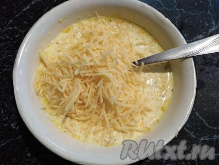 Добавляем натёртый сыр (немного сыра оставляем для украшения) к желткам и сливкам.