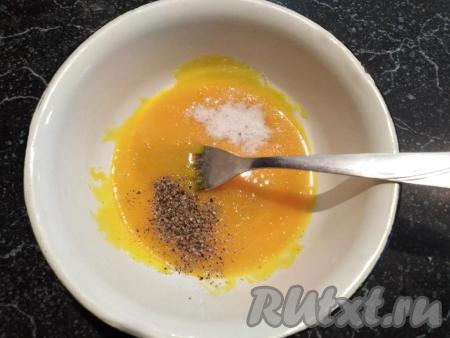 Готовим соус, для этого яичные желтки выкладываем в небольшую ёмкость, немного взбиваем вилкой, затем солим и перчим.&nbsp;