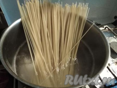 Спагетти выкладываем в подсоленную кипящую воду и отвариваем в течение времени, указанного на упаковке.&nbsp;
