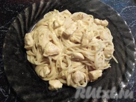 Выкладываем порцию пасты на тарелку.&nbsp;