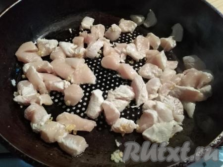 Добавляем к чесноку в сковородку кусочки филе и жарим на среднем огне 10 минут, помешивая.&nbsp;