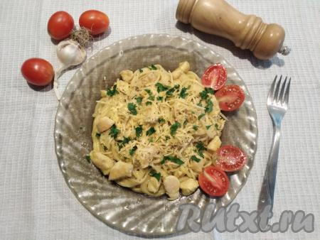 Вкуснее кушать пасту Карбонара со свежими овощами или овощным салатом.