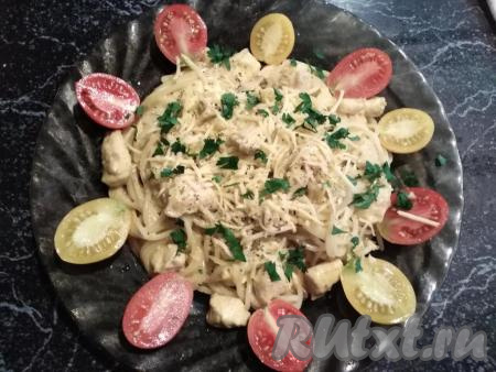 Посыпаем блюдо оставшимся сыром, чёрным молотым перцем, украшаем, по желанию, помидорами и петрушкой.&nbsp;