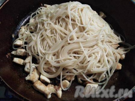 Готовые спагетти выкладываем на сито, чтобы стекла вода. А затем сразу, не промывая, горячие спагетти выкладываем в сковородку к курице с чесноком.&nbsp;