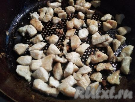 Куриное филе обжариваем до румяности и уменьшаем огонь.