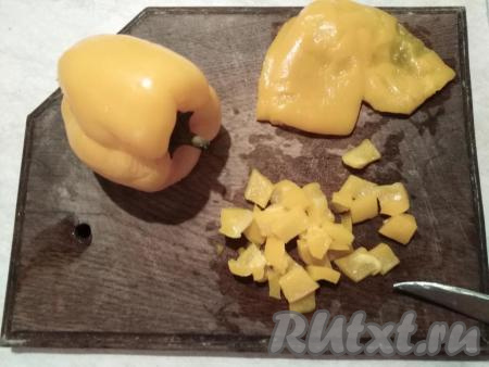 Болгарские перцы очищаем от шкурки, вырезаем плодоножку и убираем семечки. Нарезаем перец средними кубиками.&nbsp;