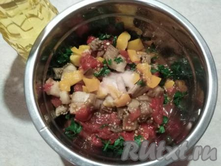 Соединяем в салатнице петрушку, нарезанные запечённые помидоры, баклажан и перцы, заправляем салат маслом и солью, перемешиваем.