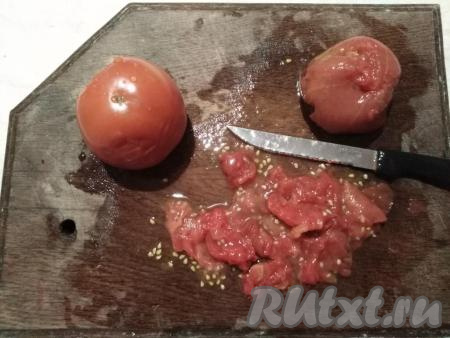 Помидоры тоже очищаем от кожуры, а затем нарезаем произвольными кусочками, так как запечённые помидорчики получаются очень мягкими.