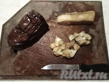 Затем от кожуры очищаем баклажан и нарезаем средними кубиками.