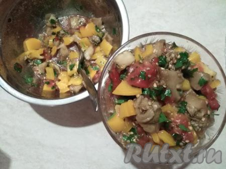 Готовый салат из печёных овощей выкладываем в креманки, либо тарелочки.