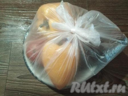 Достаём горячие овощи, складываем в небольшую миску. На миску с овощами надеваем полиэтиленовый пакет и плотно завязываем (можно завернуть пищевой плёнкой). Оставляем овощи "отдыхать" на 10 минут. Эта процедура нужна, чтобы от овощей легче отходила кожура.