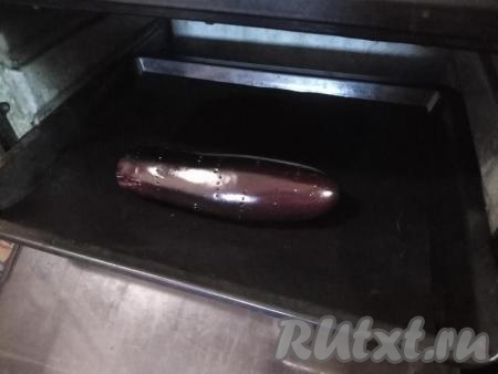 Кладём баклажан  на противень, застеленный силиконовым ковриком (или бумагой для выпечки), и запекаем в разогретой духовке&nbsp;20 минут при температуре 180 градусов.