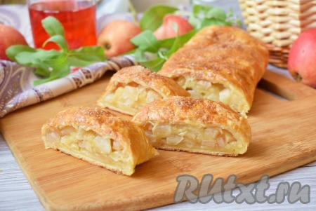 Остывший вкусный, аппетитный, сочный рулет из слоёного теста с яблоками нарежьте на кусочки и угощайтесь!