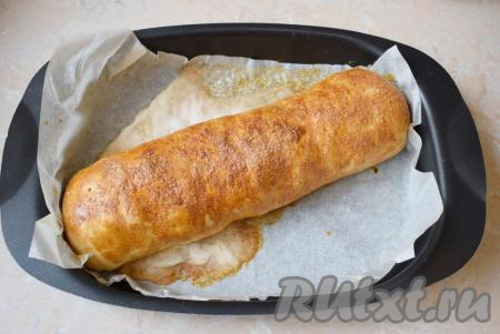 Готовый рулет вытащите из духовки и дайте ему немного остыть.