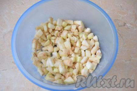 Добавьте к яблокам сахар и крахмал, по желанию, для аромата, можно добавить щепотку корицы, перемешайте яблочную начинку. Крахмал необходим для того, чтобы тесто в рулете не размокало от яблочного сока, который появится при выпечке. Благодаря крахмалу, сок в процессе выпечки станет густым, поэтому слоёное тесто получится приятно похрустывающим.