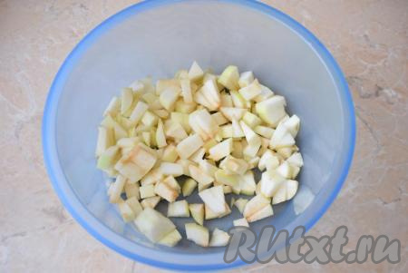 Для приготовления начинки яблоки хорошо промойте в проточной воде и обсушите. Затем разрежьте каждое яблоко на 4 части и удалите сердцевину. Нарежьте яблоки на мелкие кусочки. Для начинки лучше всего использовать кисло-сладкие яблоки.