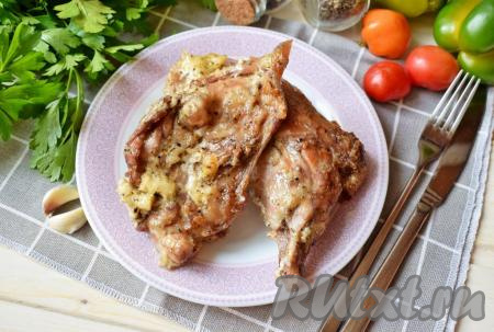 Сочного, вкусного кролика, запечённого с майонезом и чесноком в духовке, подавайте к столу в горячем виде. Можно дополнить любым гарниром по своему вкусу.