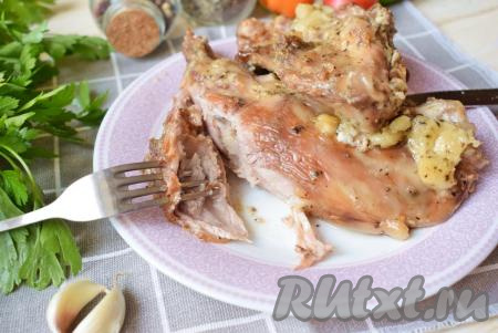  Мясо кролика, запечённое с майонезом и чесноком в духовке, получается очень вкусным!