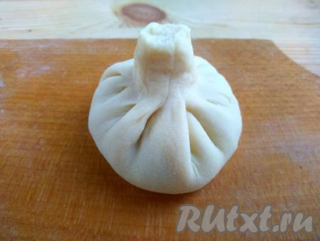 Сформировать ножку. Ножка должна быть очень тщательно слеплена, чтобы при варке сок оставался внутри хинкали. Аналогично слепить остальные хинкали.