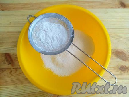 В миску для приготовления теста просеять муку.