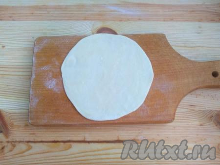 На поверхности, припылённой мукой, каждую лепёшку раскатать в окружность диаметром около 12 см.