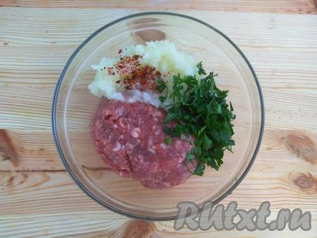 В отдельную миску выложить фарш, добавить мелко нарезанную петрушку, перекрученную через блендер луково-чесночную массу и дроблёный томат (по желанию), посолить, поперчить и тщательно перемешать фарш.