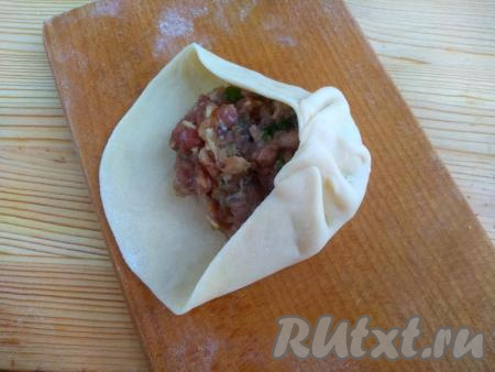 Соединить края каждой лепёшки с помощью небольших складок.