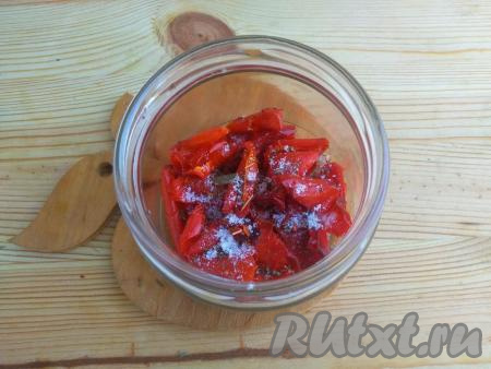 Посыпать перец немного солью, тимьяном, хлопьями острого перца, шалфеем (или другими специями и сушёными травами по вкусу).