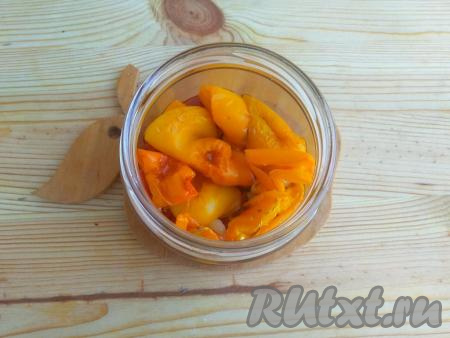 Выложить следующий слой перца (я выложила жёлтый перец), посыпать солью, специями, добавить несколько пластинок чеснока, влить немного горячего масла. Продолжить чередовать слои, заполняя банку до самого верха.